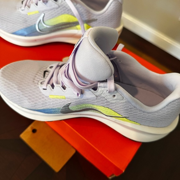 NEW Nike Downshifter 13 in Amethyst and Metallic Silver - Picture 6 of 9